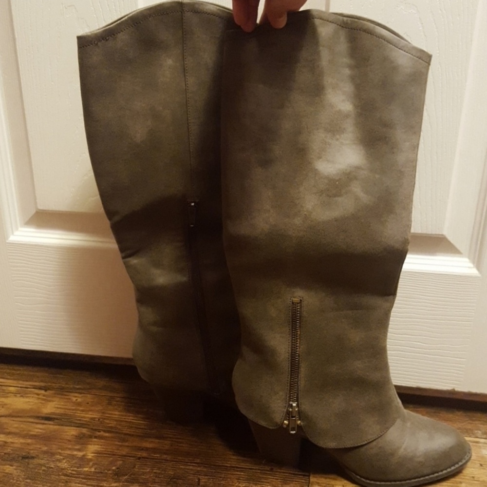 Knee boots